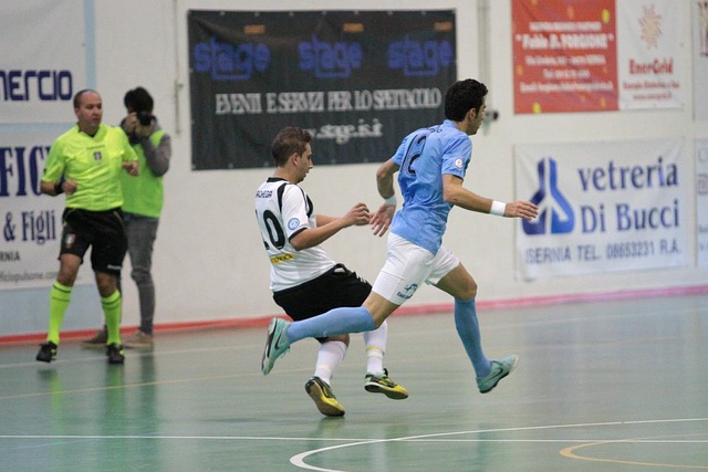 俄罗斯男子送马拉松选手特产，边跑边给武汉市民分特产：很多市民给我们送美食、可乐，还有无数的微笑.